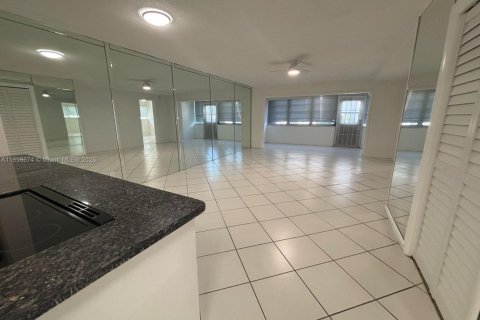 Condominio en alquiler en Hallandale Beach, Florida, 2 dormitorios, 99.78 m2 № 1950501 - foto 9