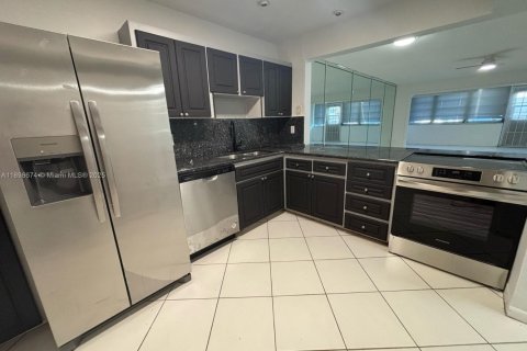 Condominio en alquiler en Hallandale Beach, Florida, 2 dormitorios, 99.78 m2 № 1950501 - foto 10