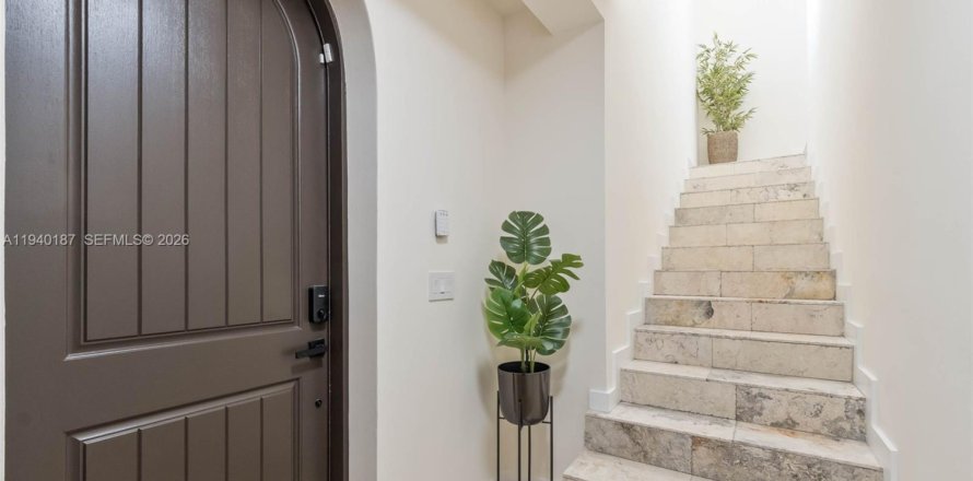 Condo in Coral Gables, Florida, 3 bedrooms  № 1997961