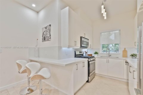Condo in Coral Gables, Florida, 3 bedrooms  № 1997961 - photo 11