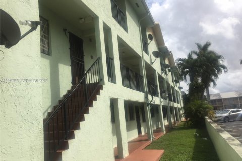 Copropriété à vendre à Hialeah, Floride: 2 chambres, 98.1 m2 № 2031335 - photo 2