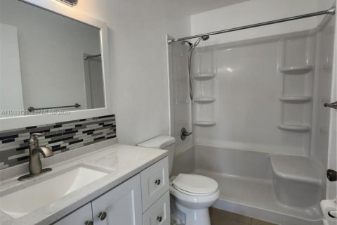 Casa en alquiler en Miami Lakes, Florida, 2 dormitorios, 103.12 m2 № 1991899 - foto 14