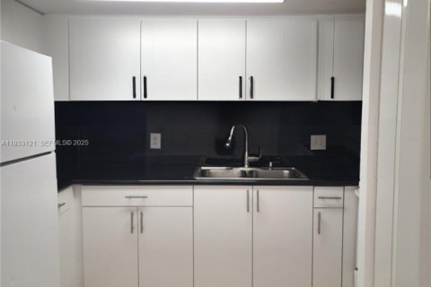 Casa en alquiler en Miami Lakes, Florida, 2 dormitorios, 103.12 m2 № 1991899 - foto 4