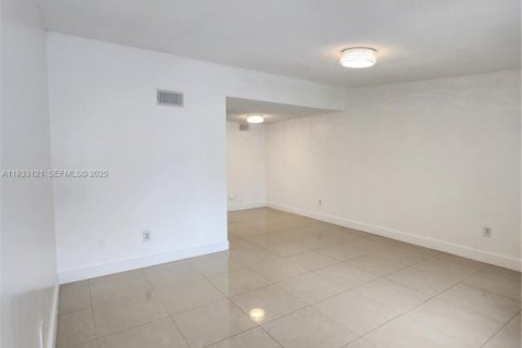 Casa en alquiler en Miami Lakes, Florida, 2 dormitorios, 103.12 m2 № 1991899 - foto 2