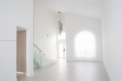 House in Doral, Florida 4 bedrooms, 223.06 sq.m. № 1865753 - photo 4