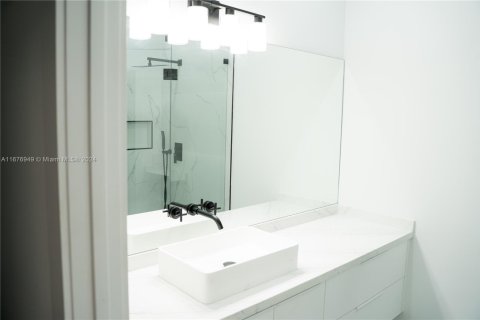 House in Doral, Florida 4 bedrooms, 223.06 sq.m. № 1865753 - photo 29