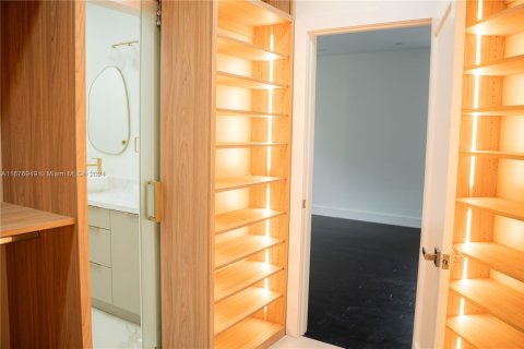 House in Doral, Florida 4 bedrooms, 223.06 sq.m. № 1865753 - photo 25
