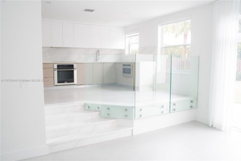 House in Doral, Florida 4 bedrooms, 223.06 sq.m. № 1865753 - photo 12