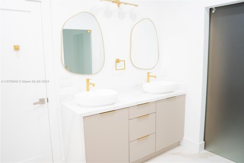 House in Doral, Florida 4 bedrooms, 223.06 sq.m. № 1865753 - photo 22