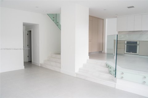 House in Doral, Florida 4 bedrooms, 223.06 sq.m. № 1865753 - photo 13