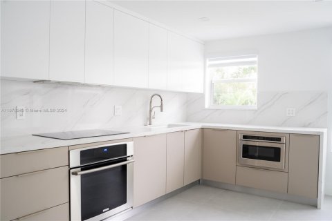 House in Doral, Florida 4 bedrooms, 223.06 sq.m. № 1865753 - photo 6