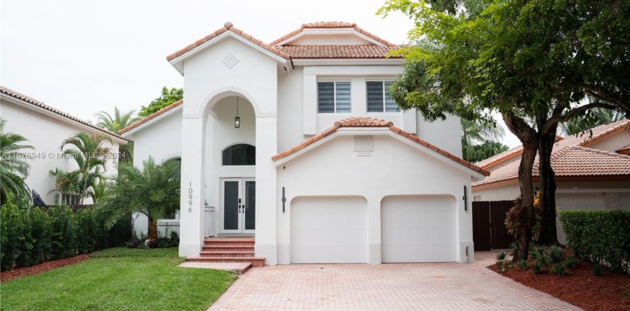 House in Doral, Florida 4 bedrooms, 223.06 sq.m. № 1865753