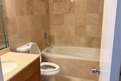 Condo in Bay Harbor Islands, Florida, 2 bedrooms  № 1960248 - photo 13