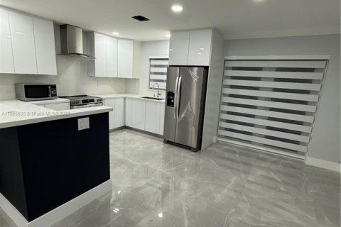 House in Miami Gardens, Florida 4 bedrooms, 108.14 sq.m. № 1947689 - photo 6