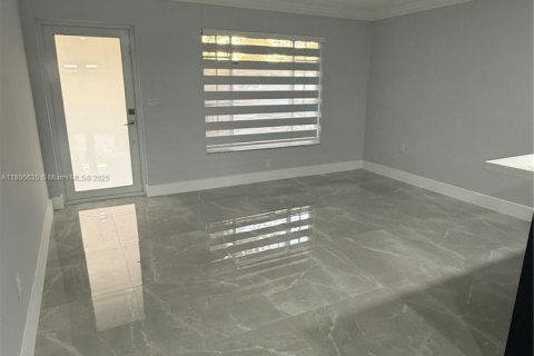 House in Miami Gardens, Florida 4 bedrooms, 108.14 sq.m. № 1947689 - photo 12