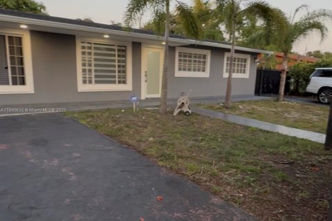 House in Miami Gardens, Florida 4 bedrooms, 108.14 sq.m. № 1947689 - photo 3