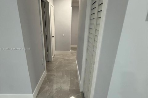 House in Miami Gardens, Florida 4 bedrooms, 108.14 sq.m. № 1947689 - photo 11