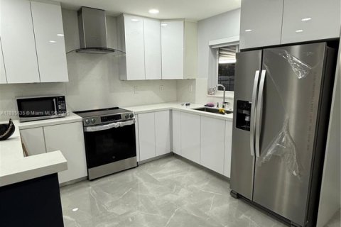 House in Miami Gardens, Florida 4 bedrooms, 108.14 sq.m. № 1947689 - photo 1