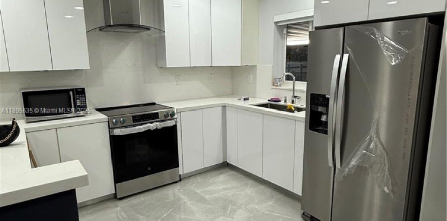 House in Miami Gardens, Florida 4 bedrooms, 108.14 sq.m. № 1947689