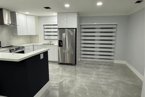 House in Miami Gardens, Florida 4 bedrooms, 108.14 sq.m. № 1947689 - photo 5