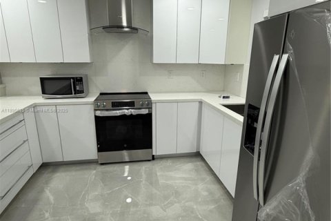 House in Miami Gardens, Florida 4 bedrooms, 108.14 sq.m. № 1947689 - photo 7