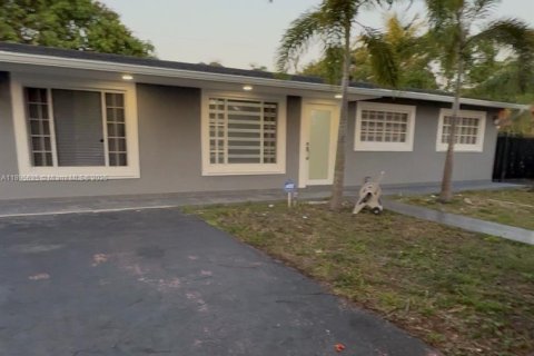 House in Miami Gardens, Florida 4 bedrooms, 108.14 sq.m. № 1947689 - photo 4