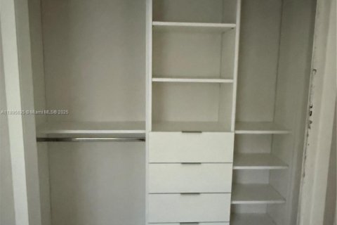 House in Miami Gardens, Florida 4 bedrooms, 108.14 sq.m. № 1947689 - photo 14