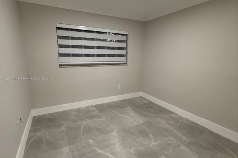 House in Miami Gardens, Florida 4 bedrooms, 108.14 sq.m. № 1947689 - photo 15