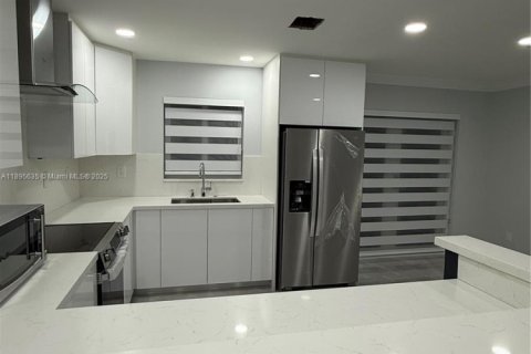 House in Miami Gardens, Florida 4 bedrooms, 108.14 sq.m. № 1947689 - photo 9