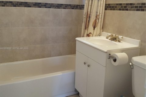 Villa ou maison à vendre à North Miami Beach, Floride: 2 chambres, 110 m2 № 1983967 - photo 11