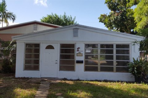 Villa ou maison à vendre à North Miami Beach, Floride: 2 chambres, 110 m2 № 1983967 - photo 1