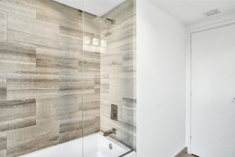 Copropriété à louer à Miami, Floride: 2 chambres, 103.68 m2 № 2414546 - photo 13