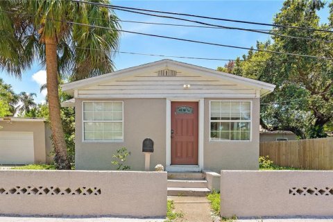 House in Clearwater, Florida 3 bedrooms, 91.88 sq.m. № 1886873 - photo 1