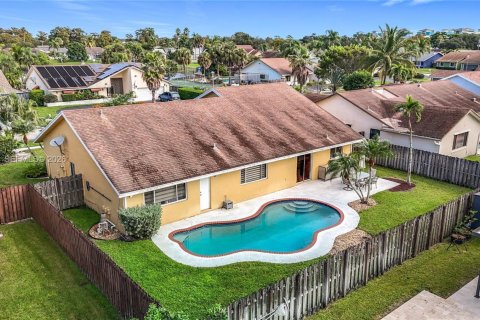 Снять в аренду виллу или дом в Лодерхилл, Флорида 3 спальни, 186.18м2, № 2066682 - фото 2