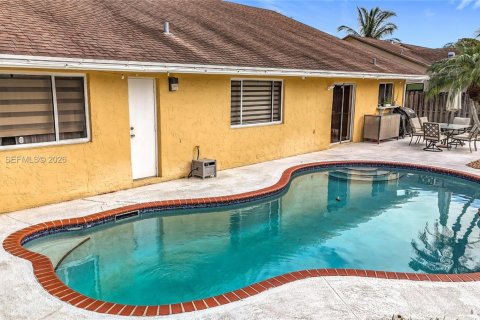 Снять в аренду виллу или дом в Лодерхилл, Флорида 3 спальни, 186.18м2, № 2066682 - фото 8