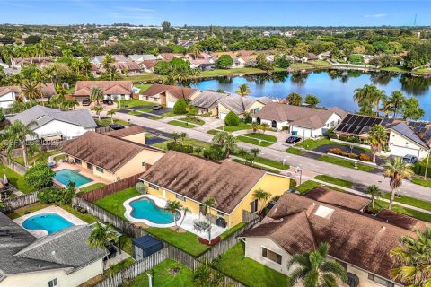 Снять в аренду виллу или дом в Лодерхилл, Флорида 3 спальни, 186.18м2, № 2066682 - фото 3