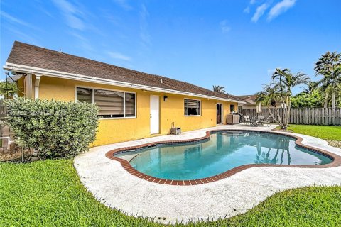 Снять в аренду виллу или дом в Лодерхилл, Флорида 3 спальни, 186.18м2, № 2066682 - фото 7