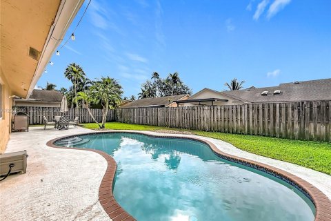 Снять в аренду виллу или дом в Лодерхилл, Флорида 3 спальни, 186.18м2, № 2066682 - фото 15