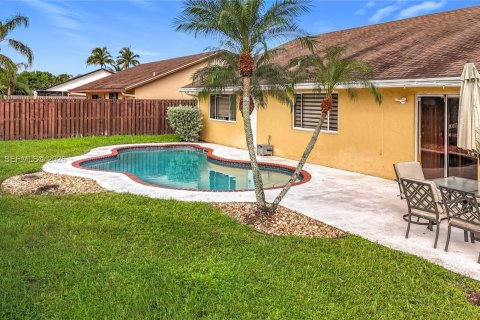 Снять в аренду виллу или дом в Лодерхилл, Флорида 3 спальни, 186.18м2, № 2066682 - фото 10