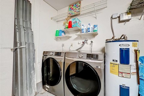 Снять в аренду виллу или дом в Лодерхилл, Флорида 3 спальни, 186.18м2, № 2066682 - фото 22