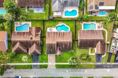 Снять в аренду виллу или дом в Лодерхилл, Флорида 3 спальни, 186.18м2, № 2066682 - фото 6