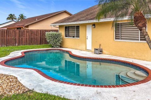 Снять в аренду виллу или дом в Лодерхилл, Флорида 3 спальни, 186.18м2, № 2066682 - фото 9