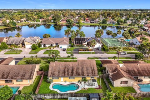 Снять в аренду виллу или дом в Лодерхилл, Флорида 3 спальни, 186.18м2, № 2066682 - фото 4