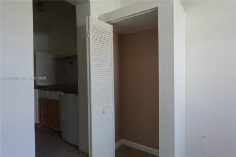 Commercial property in Miami, Florida 1 bedroom, 173.54 sq.m. № 2079353 - photo 10