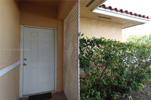 Commercial property in Miami, Florida 1 bedroom, 173.54 sq.m. № 2079353 - photo 2