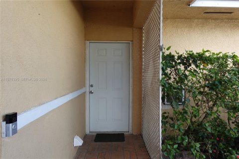 Commercial property in Miami, Florida 1 bedroom, 173.54 sq.m. № 2079353 - photo 1