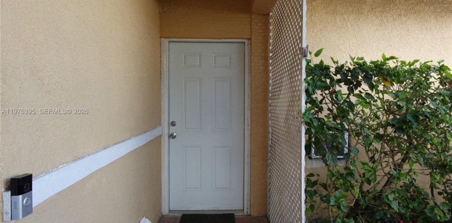 Commercial property in Miami, Florida 1 bedroom, 173.54 sq.m. № 2079353