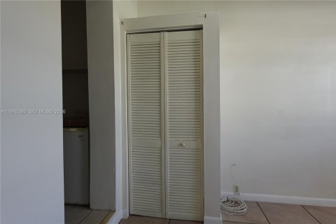 Commercial property in Miami, Florida 1 bedroom, 173.54 sq.m. № 2079353 - photo 9