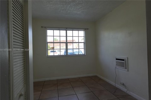 Commercial property in Miami, Florida 1 bedroom, 173.54 sq.m. № 2079353 - photo 4