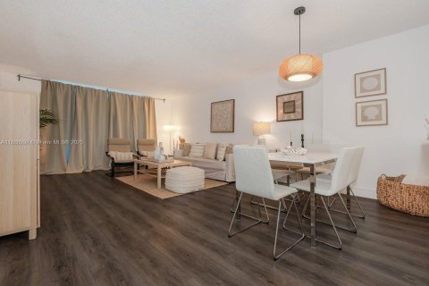 Снять в аренду кондоминиум в Майами-Бич, Флорида 1 спальня, 89.19м2, № 1941086 - фото 1
